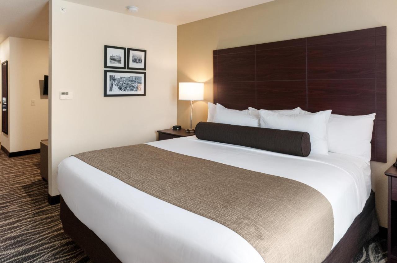 Cobblestone Hotel & Suites Appleton International Airport Neenah Exterior photo